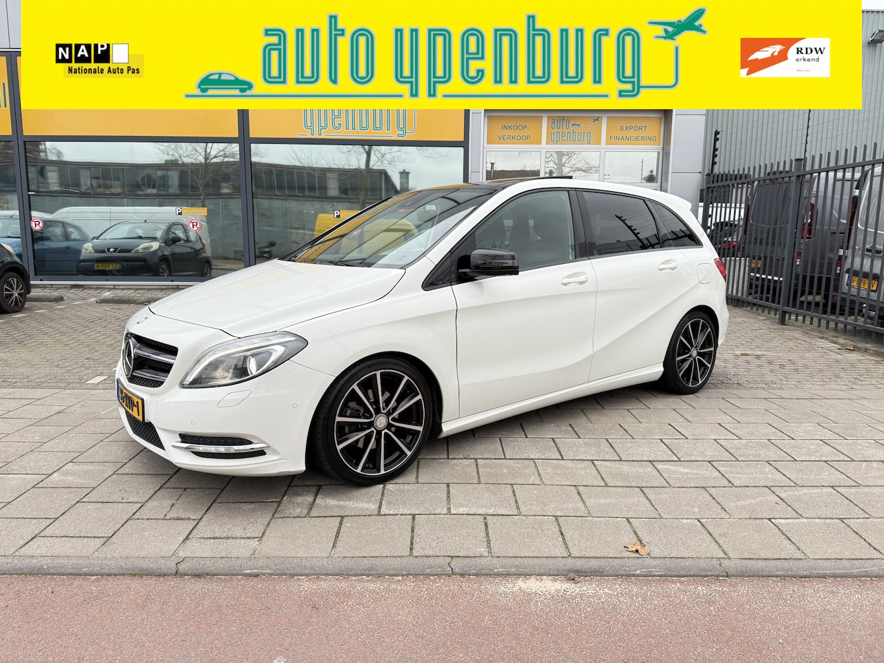 Mercedes-Benz B-klasse - 200 Ambition Automaat * 126.871 Km * Leer * Panoramadak * Navi * Climtronic * Xenon * - AutoWereld.nl