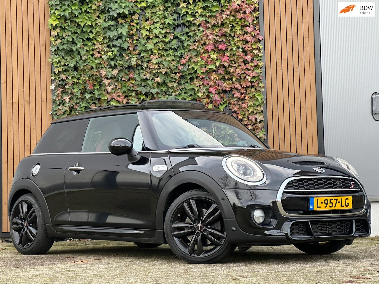 MINI Cooper S - Mini 2.0 Chili Serious Business JWC |PANO|BLACK|CRUISE - AutoWereld.nl