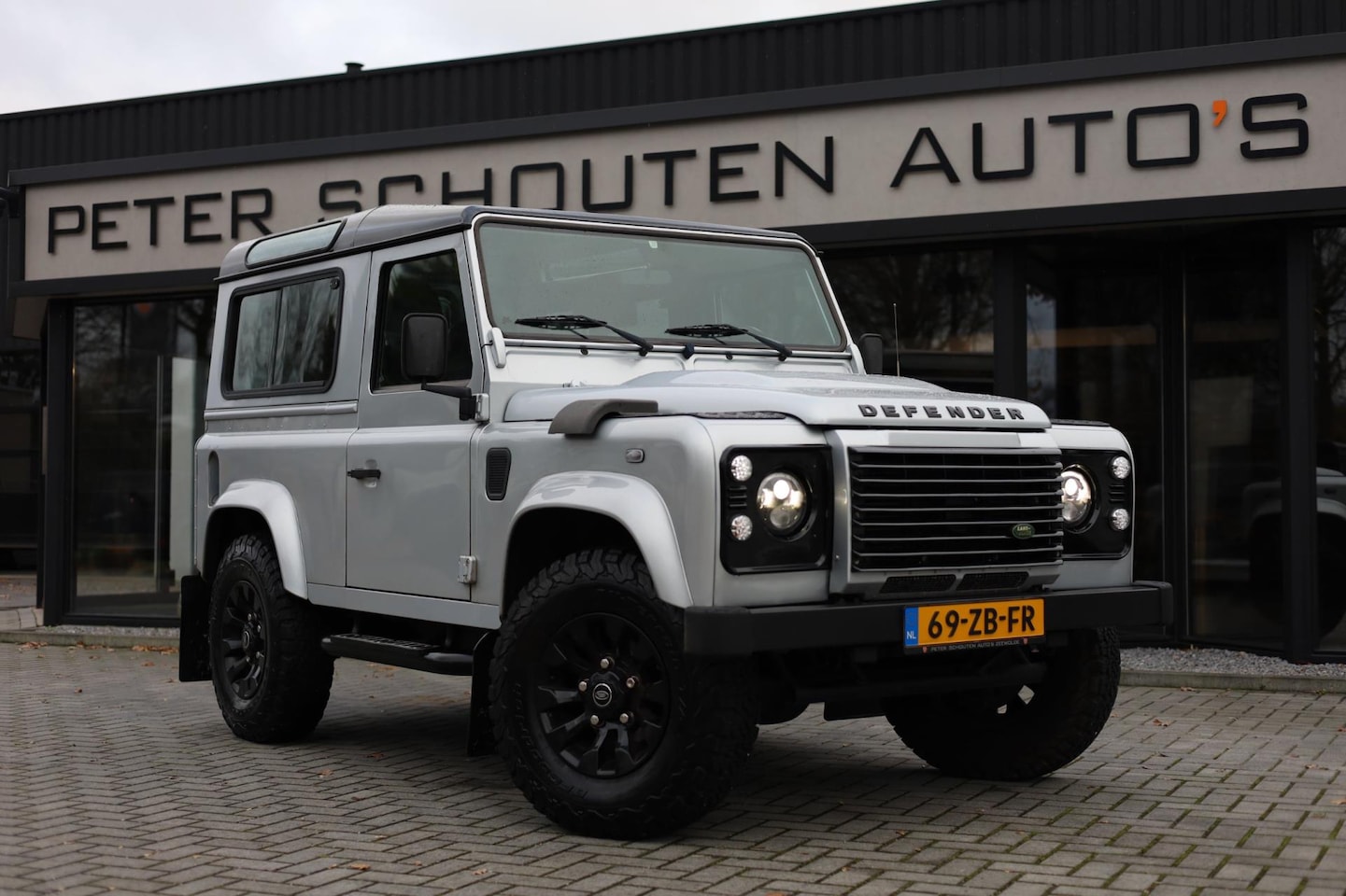 Land Rover Defender 90 - TD4 SW XTech 4Pers. | Airco | Leder | Navi | LED | Sawtooth | Youngtimer | - AutoWereld.nl