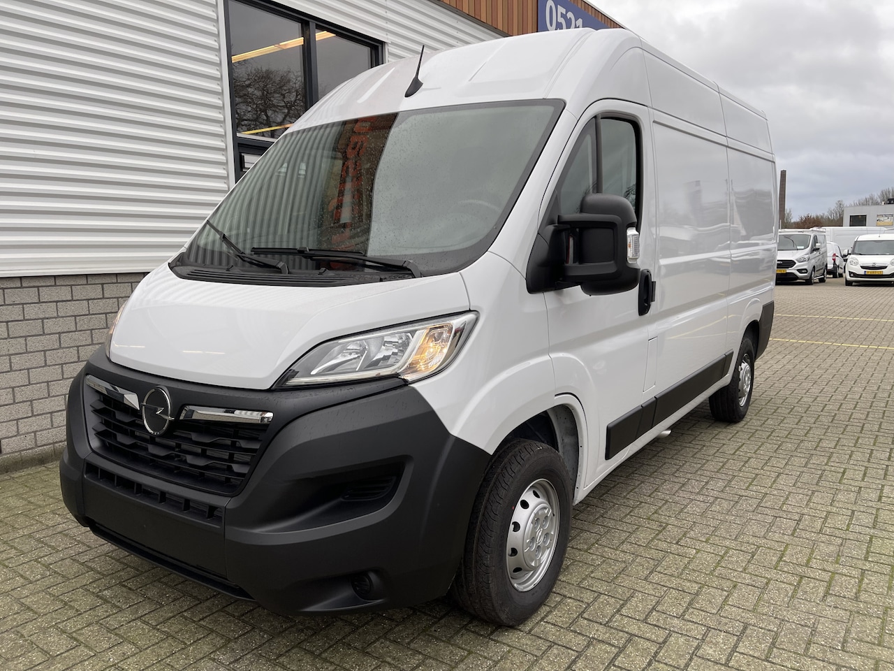 Opel Movano - 2.2D 140pk L2H2 3.5t / nieuw overjarig / direct leverbaar / € 25.950 ex btw / parkeersenso - AutoWereld.nl