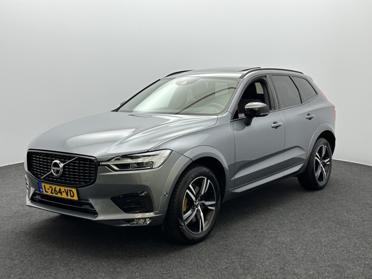 Volvo XC60 - 2.0 B5 R-Design | Panodak | Afn. Trekhaak | LED | Harman Kardon Prem. Audio | Stoelverwarm - AutoWereld.nl