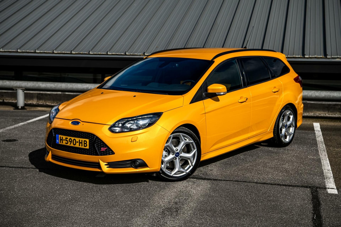 Ford Focus Wagon - 2.0 250PK ST ST-3 Recaro Sony Audio Tangerine Scream - AutoWereld.nl