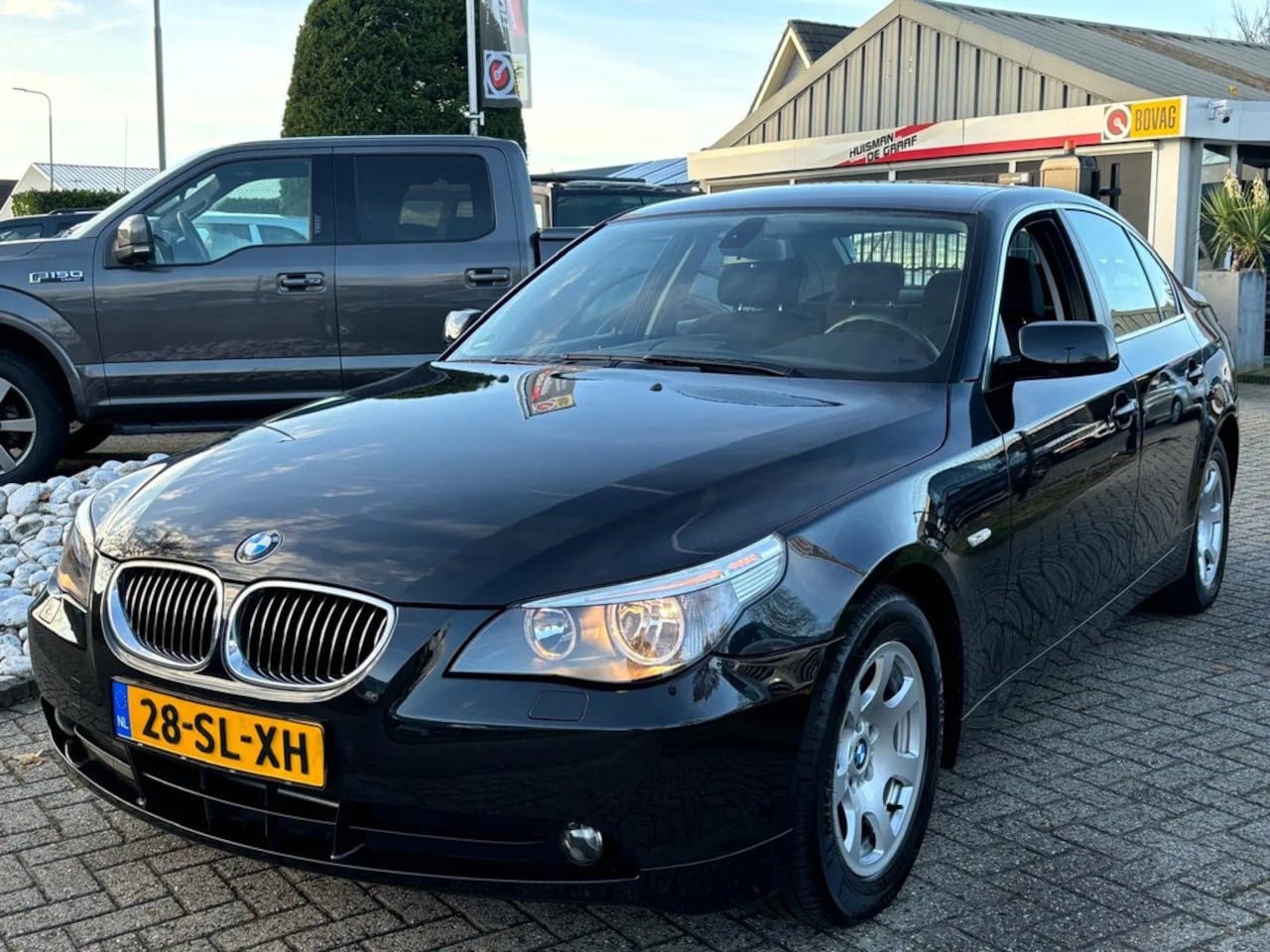 BMW 5-serie - 523i Sedan 2006 Zwart Dealer OH 1E Eigenaar - AutoWereld.nl