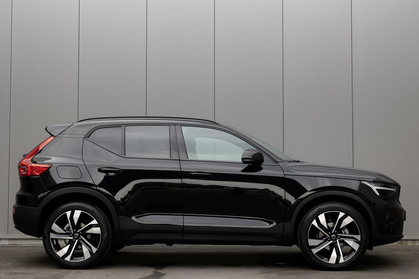 Volvo XC40 - |T2 Ultra Dark| H&K Audio| 360° Camera | Panoramadak | MY 2024| Getint Glas - AutoWereld.nl