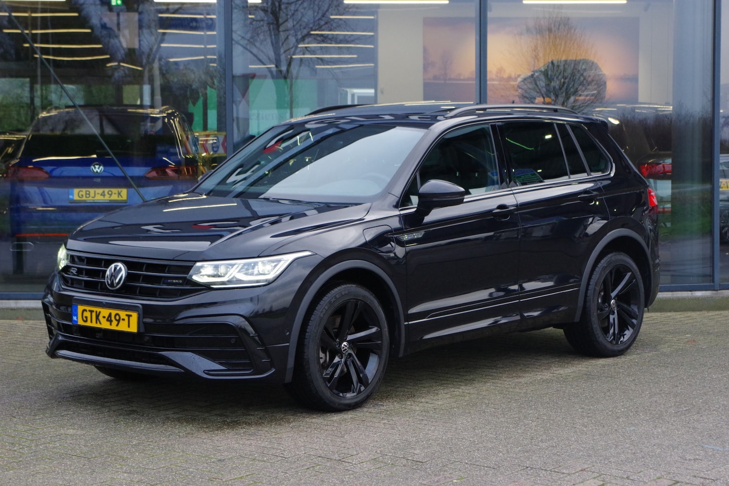 Volkswagen Tiguan - 1.4 TSI eHybrid 245 PK R-Line BNS+ PHEV, Black Style, Leder, Panoramadak, Memory, Rondomzi - AutoWereld.nl