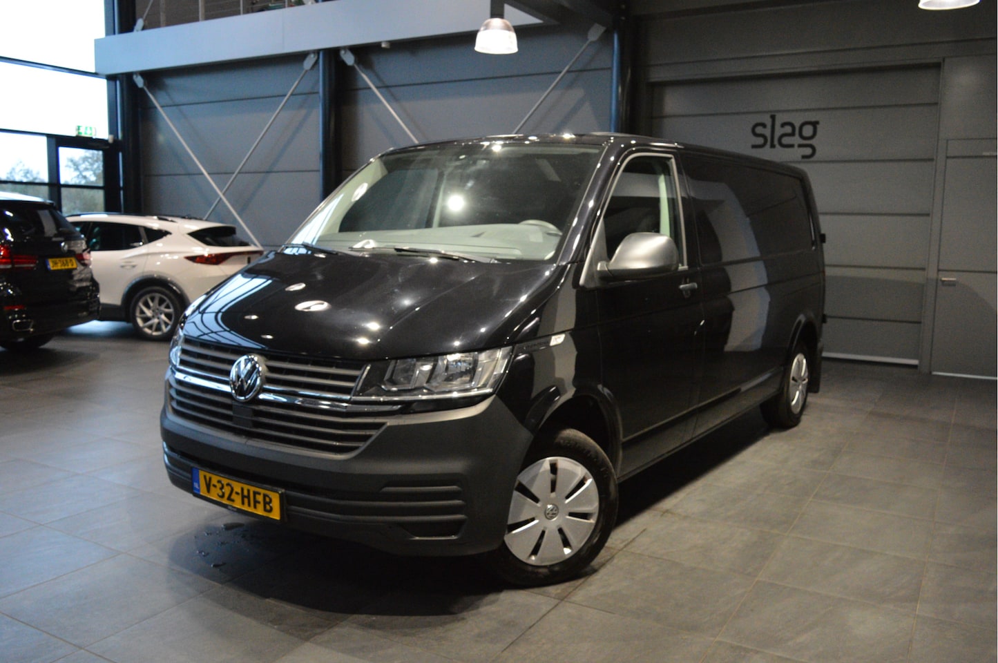 Volkswagen Transporter - 2.0 TDI L2H1 28 airco cruise betimmering 150 pk !! - AutoWereld.nl