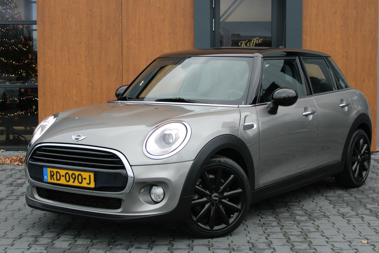 MINI Cooper - Mini 1.5 Chili Serious Business | LED | Stoelverwarming - AutoWereld.nl