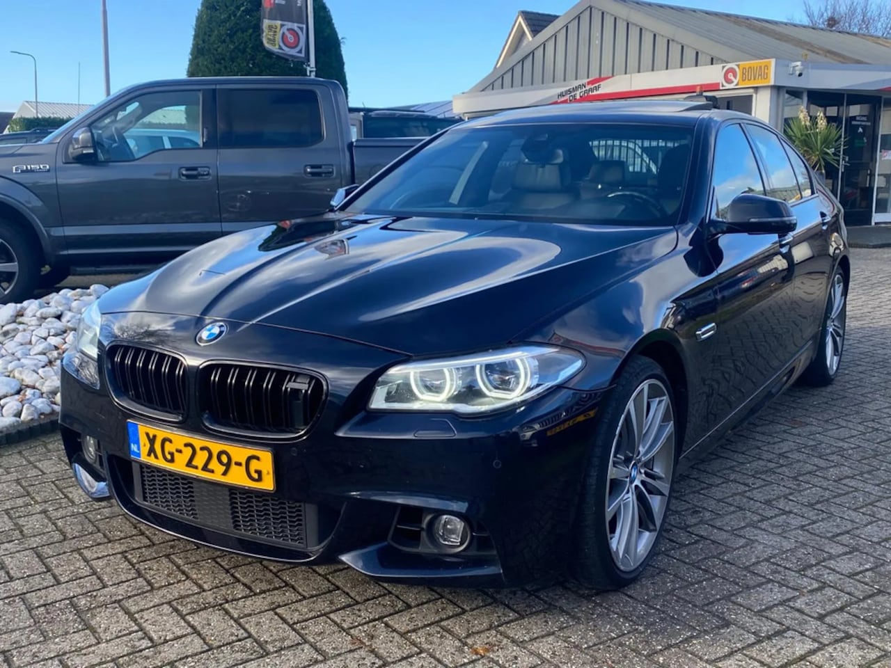 BMW 5-serie - 550i X-Drive V8 M-Pakket Sedan 2014 Zwart 550Xi - AutoWereld.nl