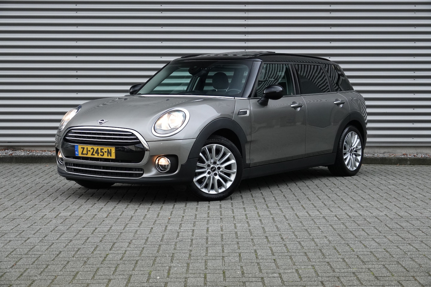 MINI Clubman - Mini 1.5 Cooper Business Edition | Panoramadak | Trekhaak | Navigatie | - AutoWereld.nl