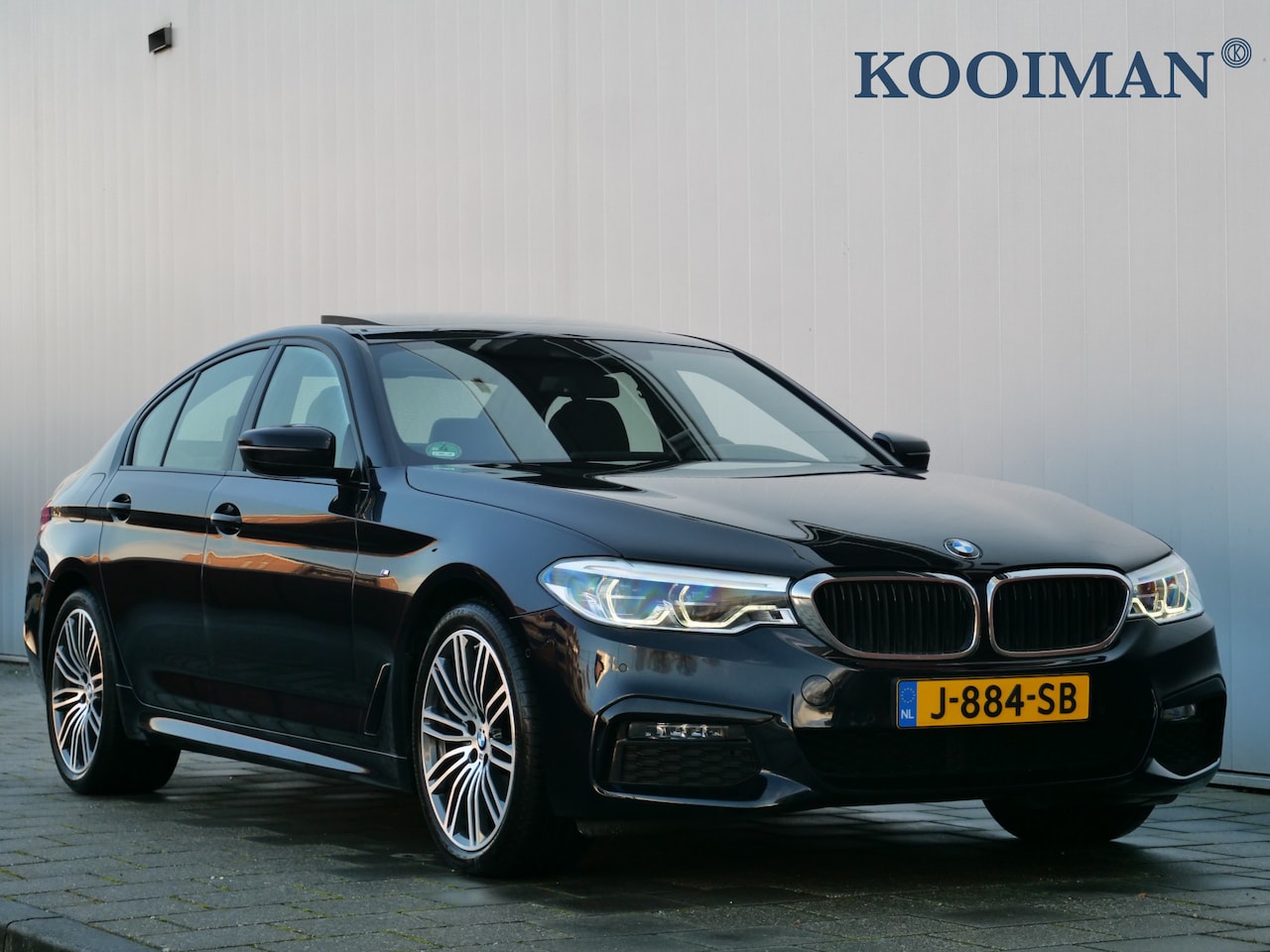 BMW 5-serie - 520i 184pk High Executive Edition M-pakket Automaat Schuifdak / 19 Inch / Matrix-LED - AutoWereld.nl