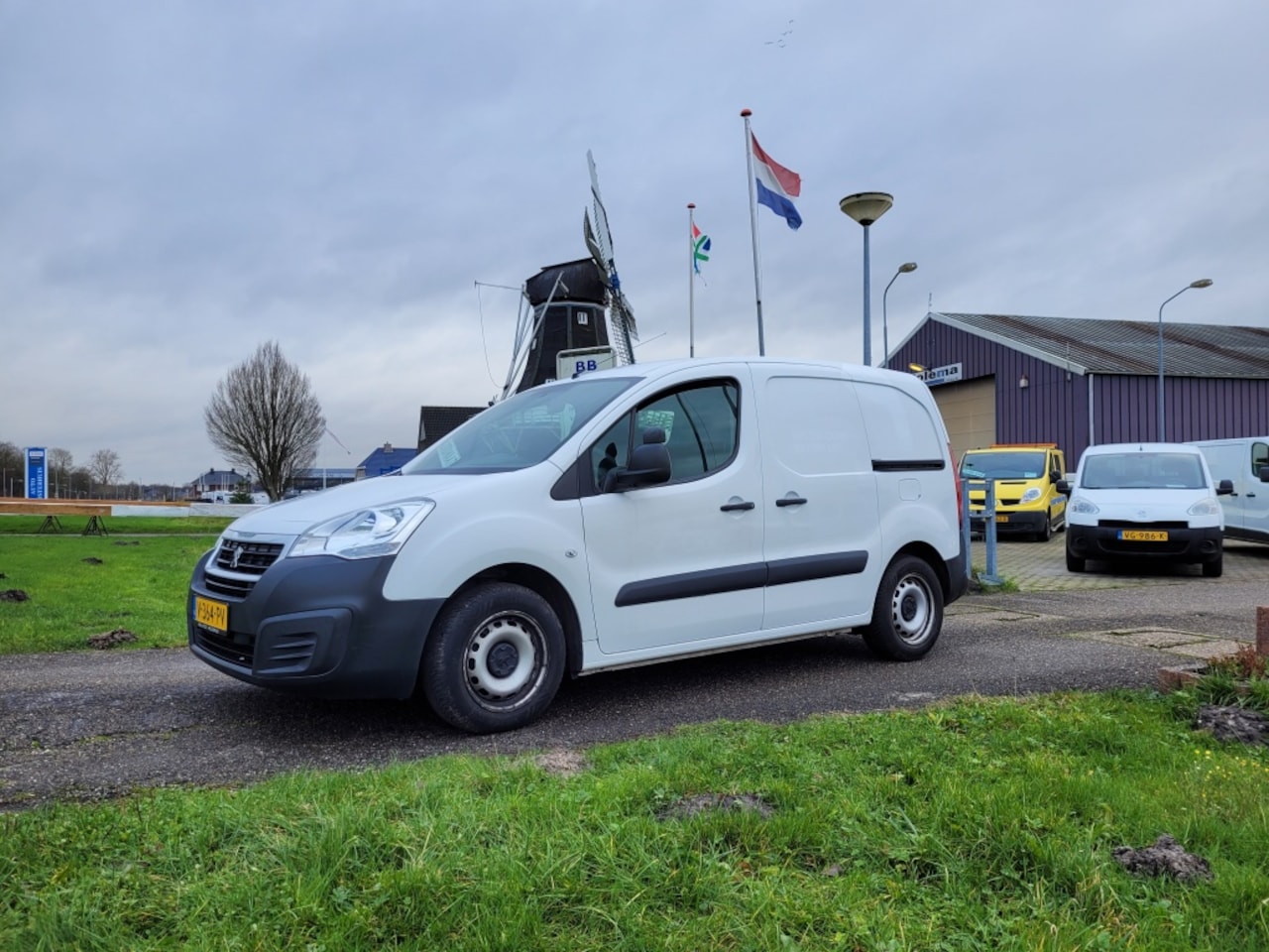 Peugeot Partner - 120 1.6 BlueHDi/automaat/2x schuifdeur - AutoWereld.nl