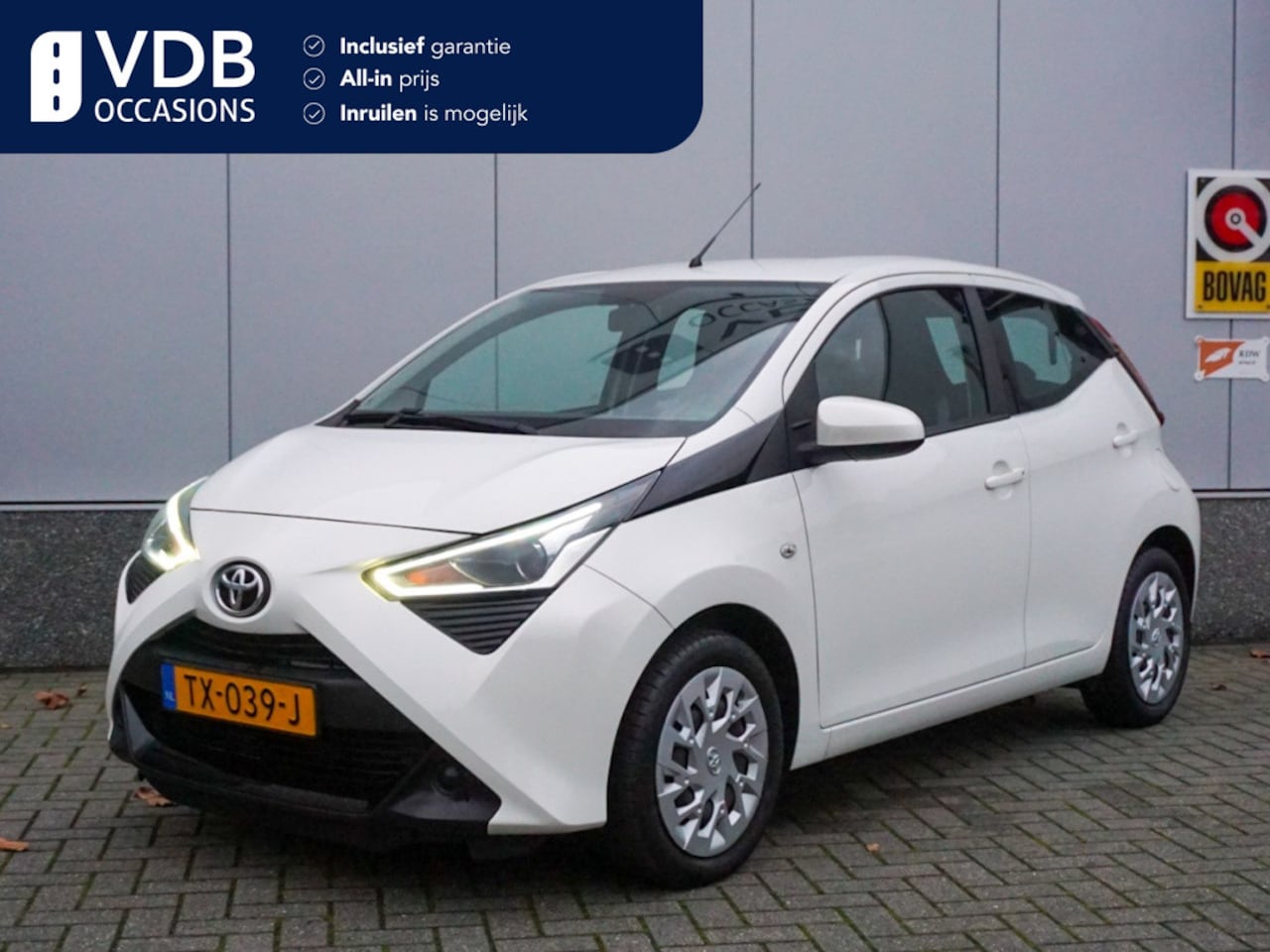 Toyota Aygo - 1.0 VVT-i x-play CarPlay | Camera | NAP | Airco - AutoWereld.nl