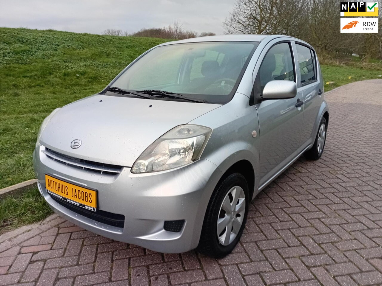 Daihatsu Sirion 2 - 1.3I 16V Exclusive 5-drs Automaat Airco 4 El. Ramen en El. spiegels 81dkm Trekhaak - AutoWereld.nl