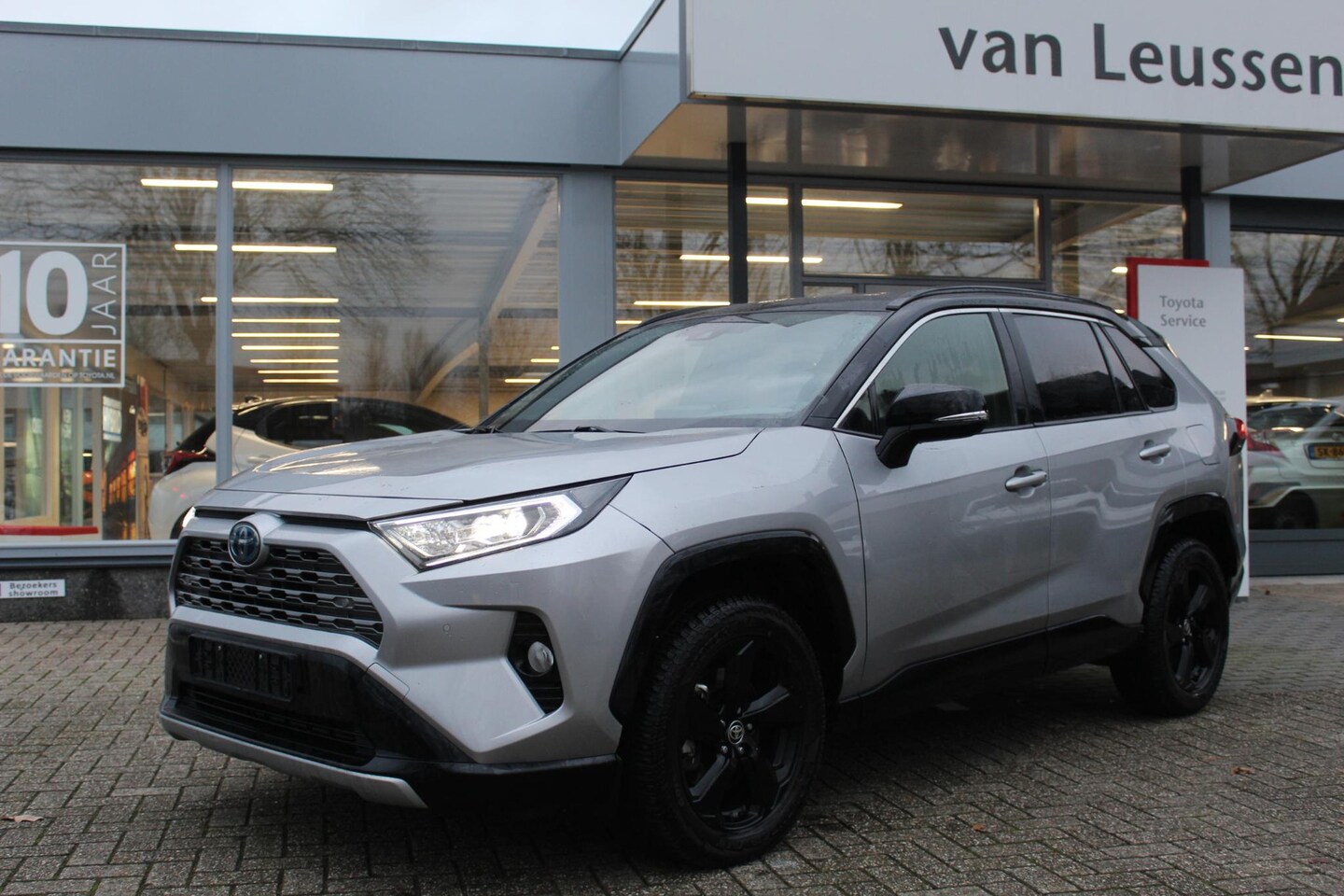 Toyota RAV4 - 2.5 Hybrid Bi-Tone LED JBL EL-ACHTERKLEP STOELVERW. KEYLESS NAVI APPLE/ANDROID AD-CRUISE S - AutoWereld.nl