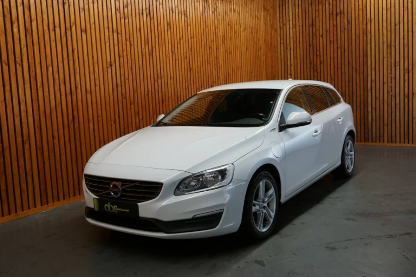 Volvo V60 - 2.4 D5 TWIN ENGINE LEASE EDITION AUTOMAAT - AutoWereld.nl