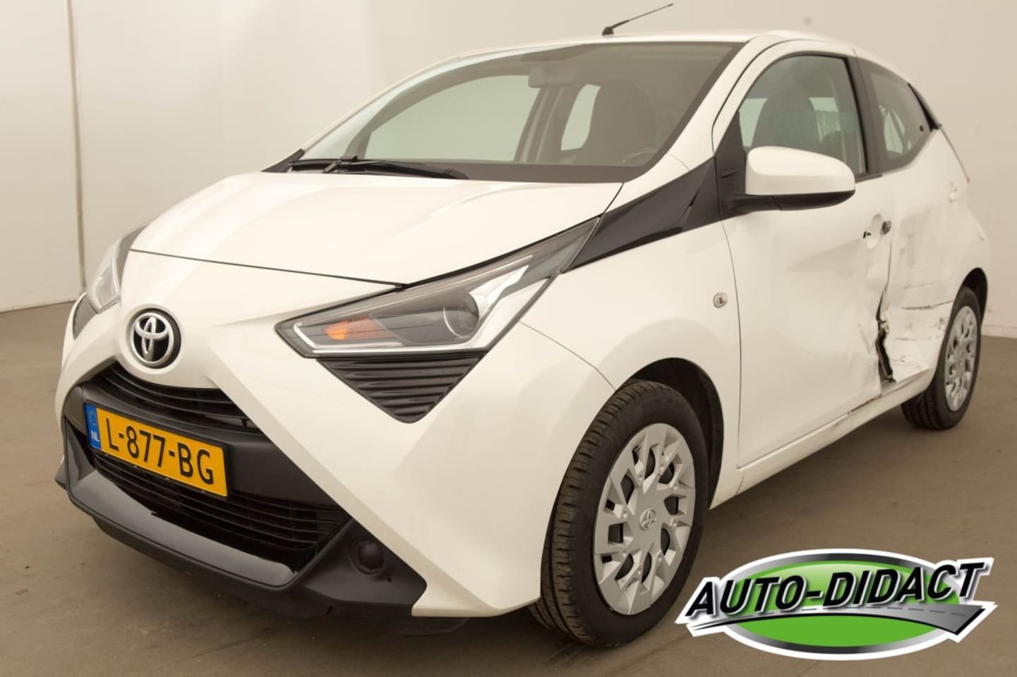 Toyota Aygo - 1.0 VVT-i x-Play 56.214 km - AutoWereld.nl