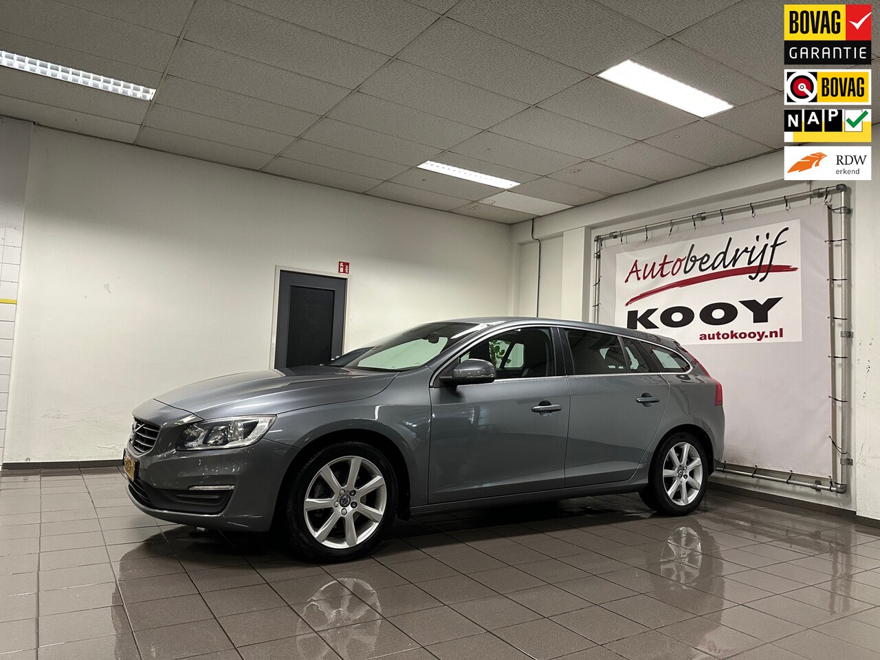 Volvo V60 - 1.5 T3 Momentum * Automaat / Afn. Trekhaak / Navigatie / Cruise control / NL Auto * - AutoWereld.nl