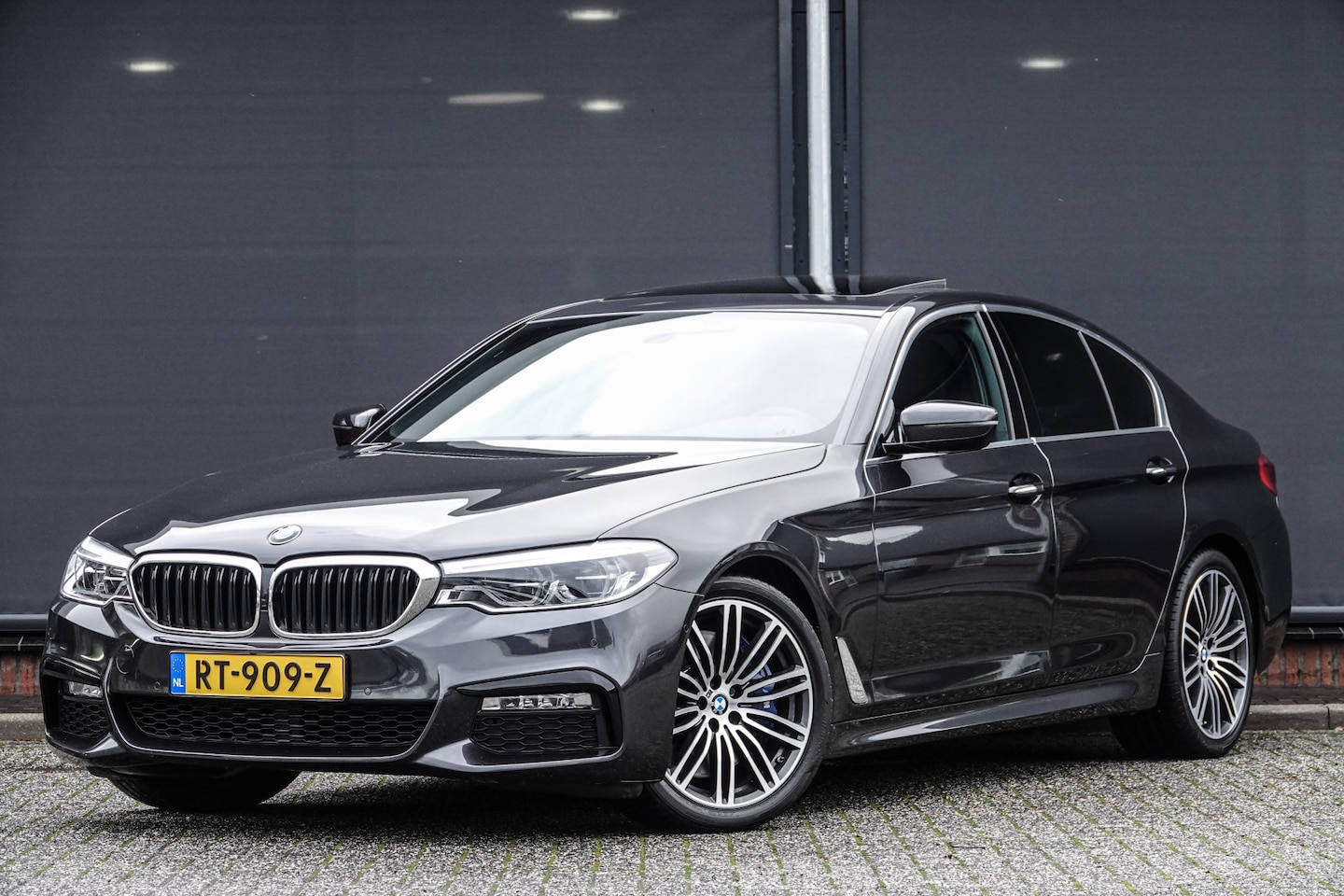 BMW 5-serie - 540i 340Pk 6-Cilinder Aut. | High Executive | Harman-Kardon | Leder | 19'' | Sophisto Grij - AutoWereld.nl