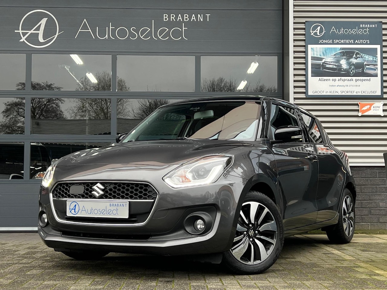 Suzuki Swift - 1.0 Stijl Automaat CarPlay Camera - AutoWereld.nl