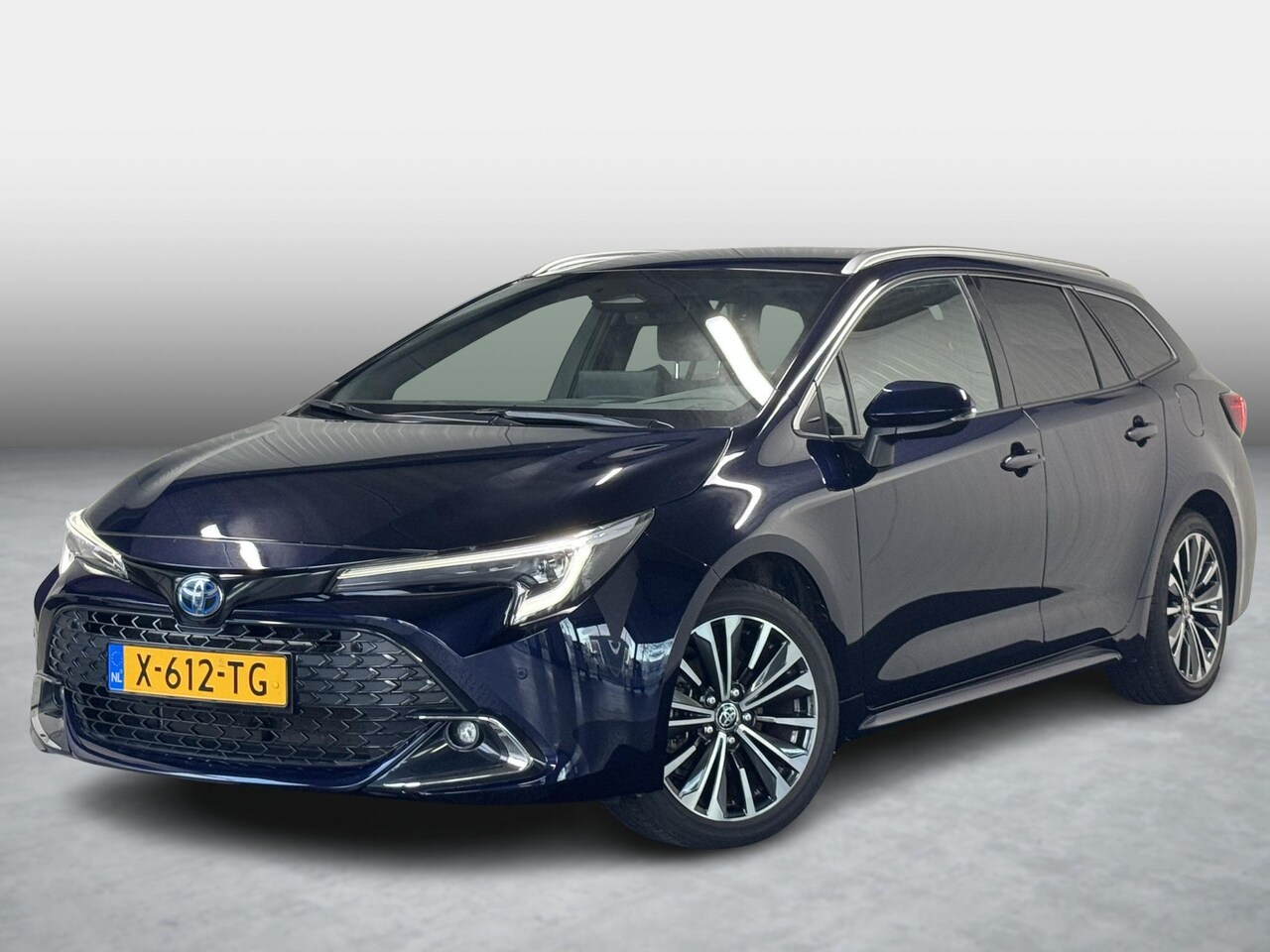 Toyota Corolla Touring Sports - 1.8 Hybrid First Edition Elekttrische klep Navi NL - AutoWereld.nl