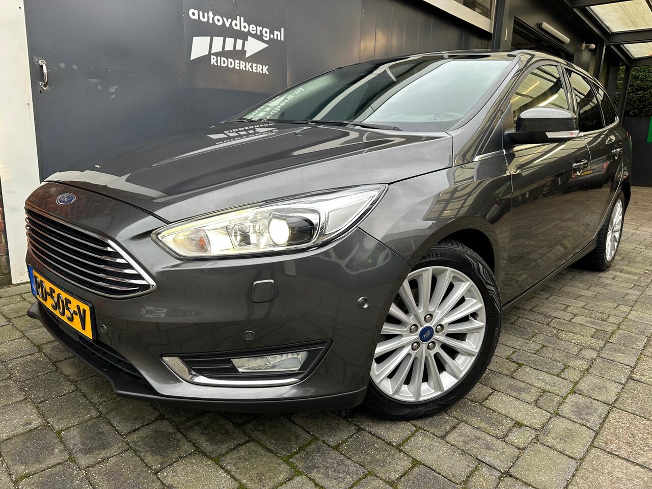 Ford Focus Wagon - 1.0 Titanium Camera | PDC | Navigatie | Trekhaak - AutoWereld.nl