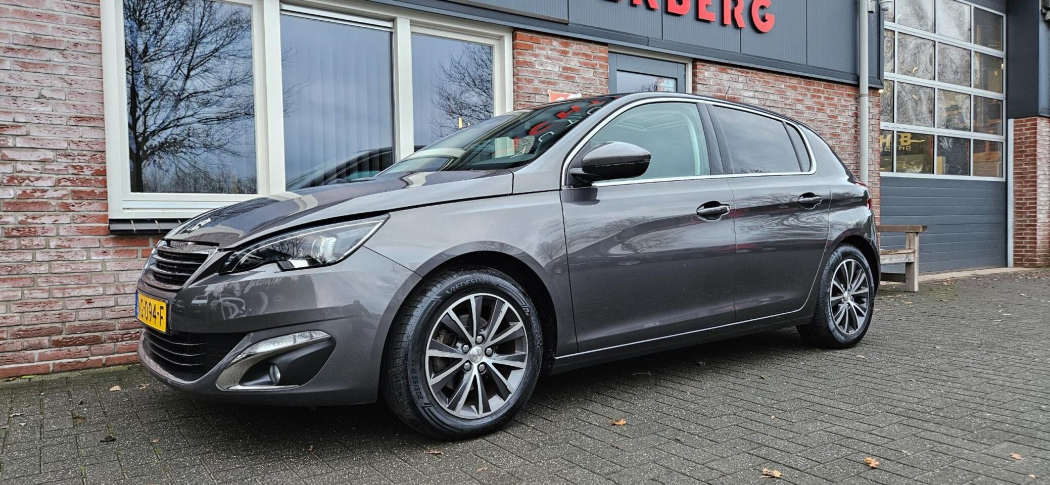 Peugeot 308 - 1.2 PureTech Allure Trekhaak! Panoramadak! Camera! Dealer Onderhouden! Nette Auto! - AutoWereld.nl