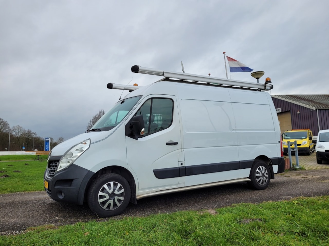 Renault Master - T35 2.3 dCi L2H2 T35 2.3 dCi L2H2,trekhaak 2500 kg - AutoWereld.nl