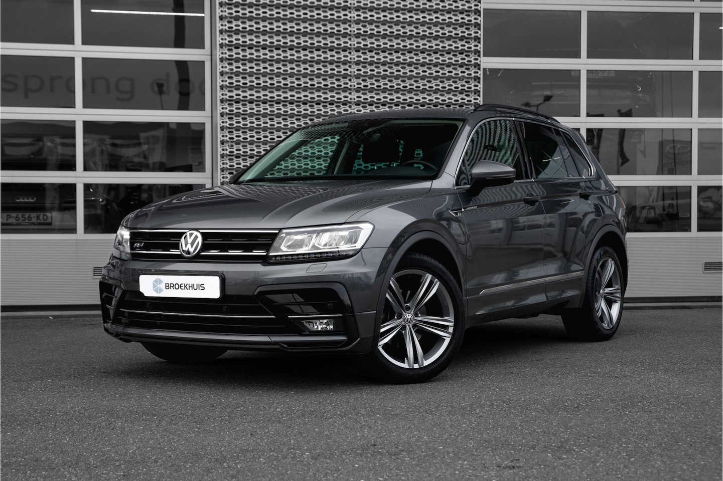 Volkswagen Tiguan - 1.5 TSI ACT Highline Business R Automaat | Camera | Navi | - AutoWereld.nl