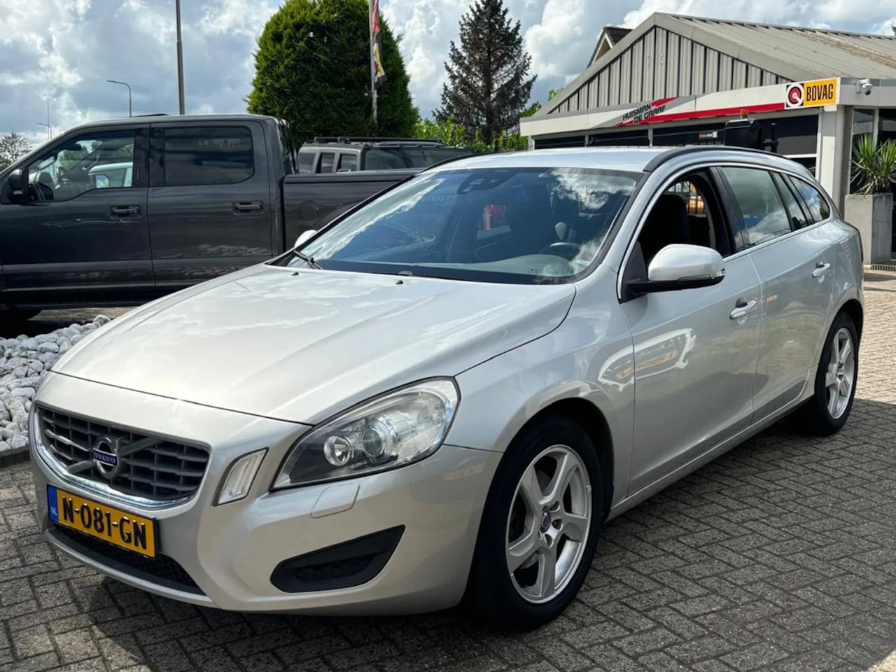 Volvo V60 - 2.0 D3 5-Cilinder Automaat 2012 Grijs 163 PK - AutoWereld.nl