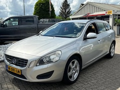 Volvo V60 - 2.0 D3 5-Cilinder Automaat 2012 Grijs 163 PK