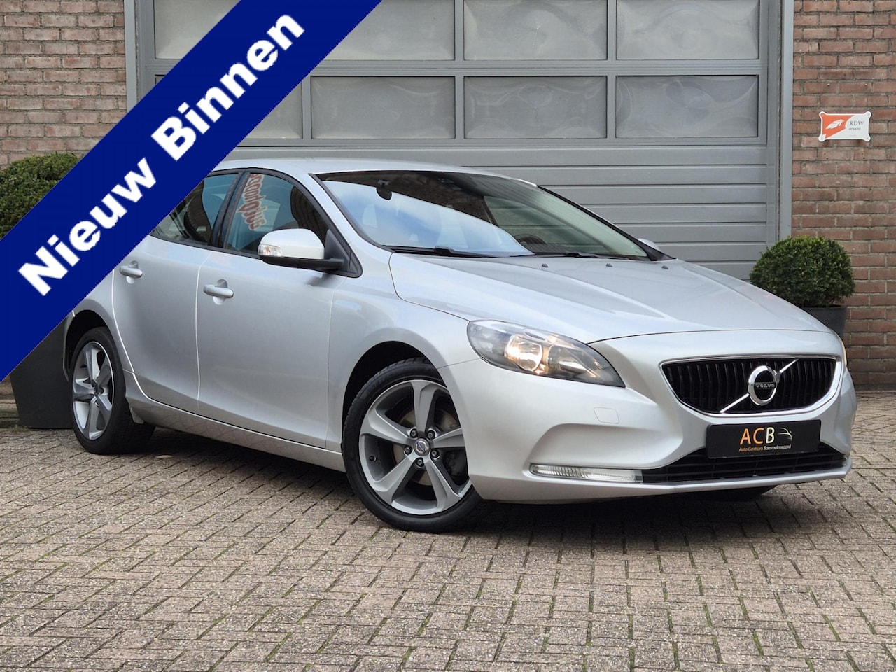 Volvo V40 - 2.0 D2 Momentum Set extra velgen inclusief. - AutoWereld.nl