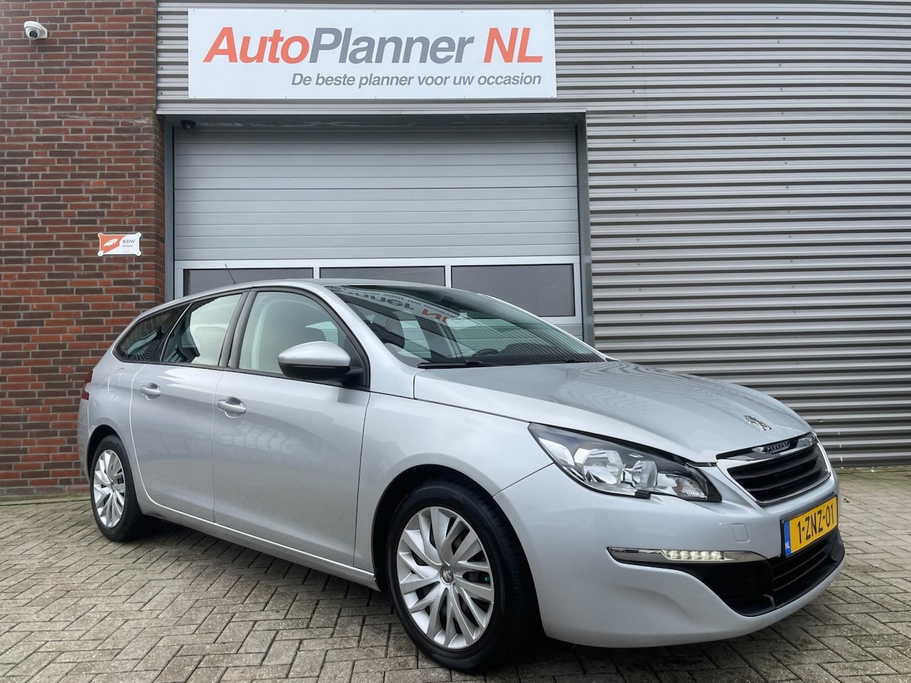 Peugeot 308 SW - 1.2 e-Turbo Blue Lease! Clima! Cruise! Navi! - AutoWereld.nl