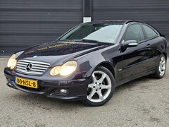 Mercedes-Benz C-klasse Sportcoupé - 180 K. | Parkeersensoren | Cruise control | 17'' sportvelgen