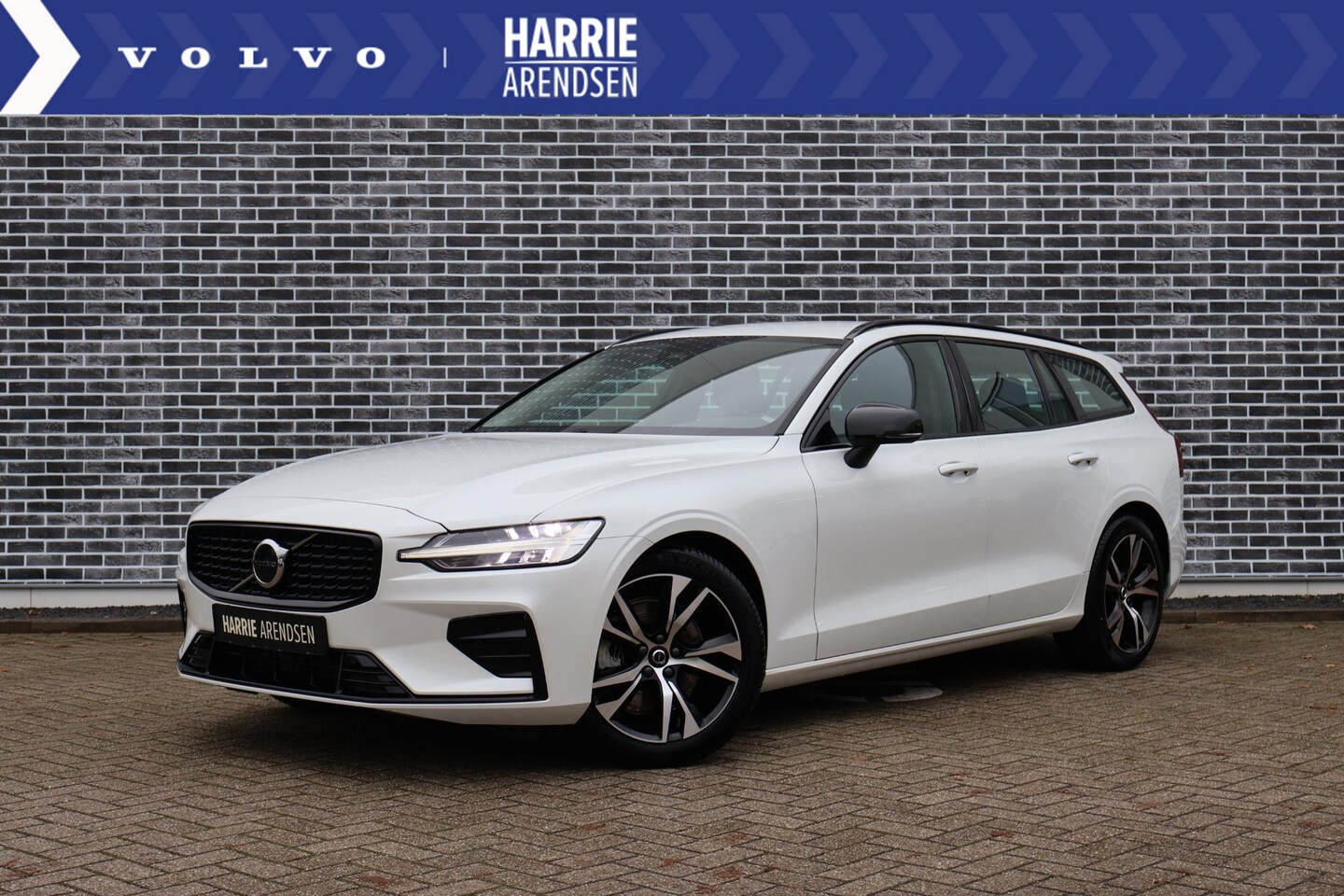 Volvo V60 - 2.0 B4 Plus Dark Leder | Trekhaak | Verwarmbare voorstoelen, achterbank en stuurwiel - AutoWereld.nl