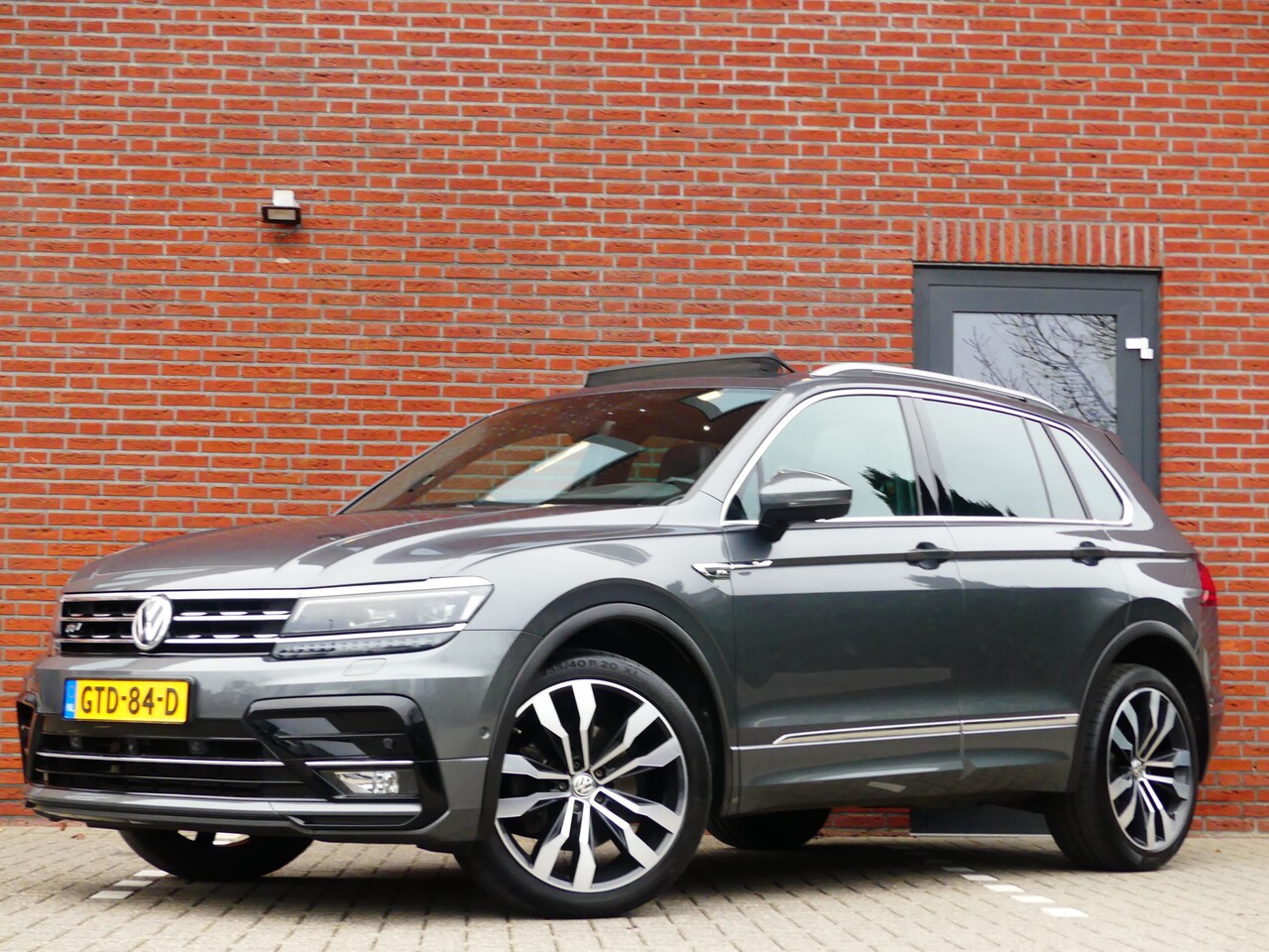 Volkswagen Tiguan - 2.0 TSI 4Motion 2 X R-Line / Panodak / 20 Inch - AutoWereld.nl