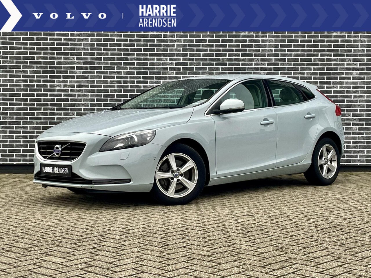 Volvo V40 - 2.0 T2 Momentum | Navigatie | Parkeersensoren | Xenon | Stoelverwarming - AutoWereld.nl