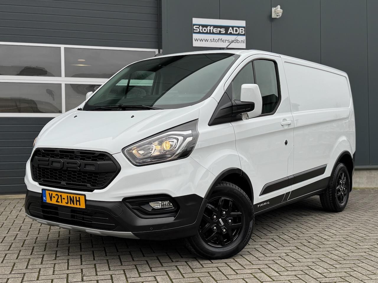 Ford Transit Custom - 2.0 EcoBlue 130pk L1H1 Trail | Trekhaak | Navi | Leder | Camera | BLIS | Winterpack | CarP - AutoWereld.nl