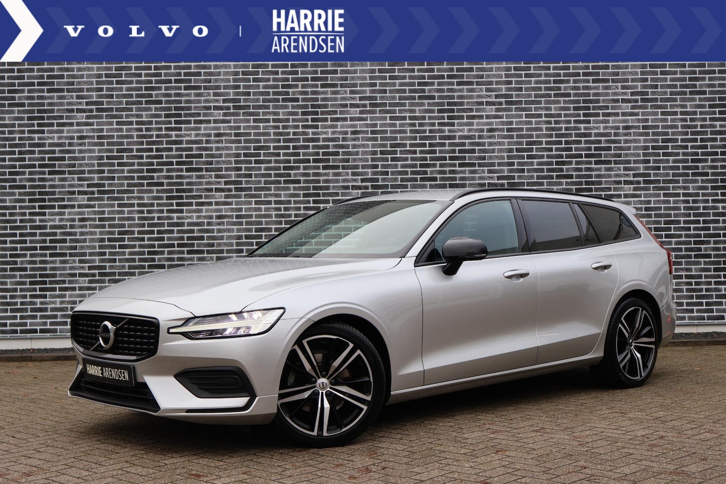 Volvo V60 - 2.0 B3 Momentum Advantage | Sport pack | 19 inch velgen | Adaptive cruise control | Parkee - AutoWereld.nl