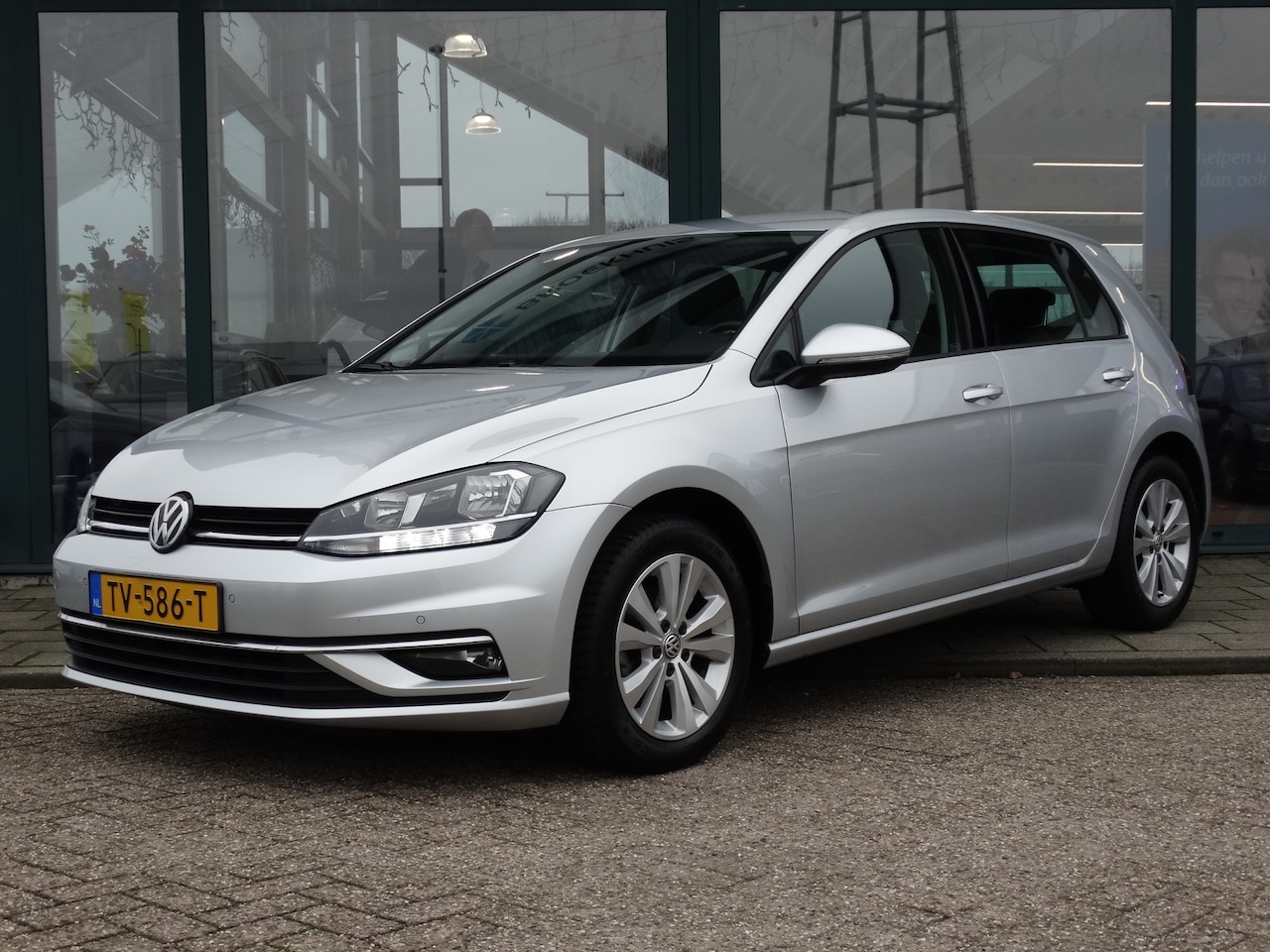 Volkswagen Golf - 1.0 TSI Comfortline Business | Navigatie | Stoelverwarming | Parkeersensoren | - AutoWereld.nl