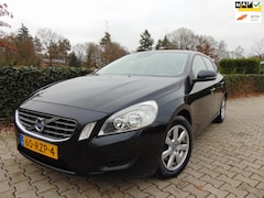 Volvo V60 - 2.0 D3 Kinetic Automaat , Clima / Cruise / Navi / Isofix / Pdc / 16"Lm Velgen / Trekhaak A