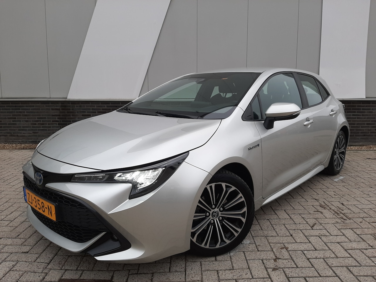 Toyota Corolla - 1.8 Hybrid First Edition | Navi | ECC | Half Leder | - AutoWereld.nl