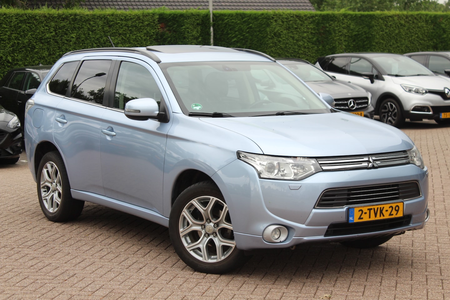 Mitsubishi Outlander - 2.0 PHEV Instyle+ / Trekhaak / Schuifdak / Camera / Leder / Navigatie / Keyless entry / Cr - AutoWereld.nl