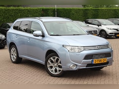 Mitsubishi Outlander - 2.0 PHEV Instyle+ / Trekhaak / Schuifdak / Camera / Leder / Navigatie / Keyless entry / Cr