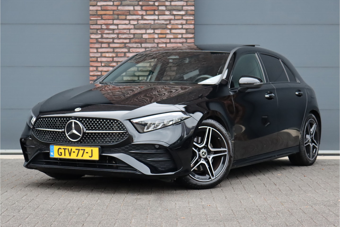 Mercedes-Benz A-klasse - 180 AMG Line Aut7 | Facelift | Panoramadak | Verwarmd Stuurwiel | Trekhaak | Camera | Keyl - AutoWereld.nl