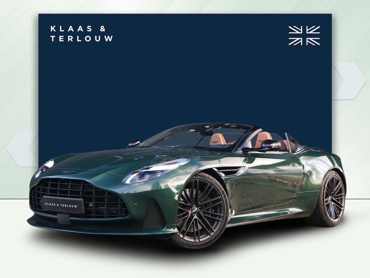 Aston Martin DB12 Volante - 4.0 V8 / Buckinghamshire Green / Bowers & Wilkins - AutoWereld.nl