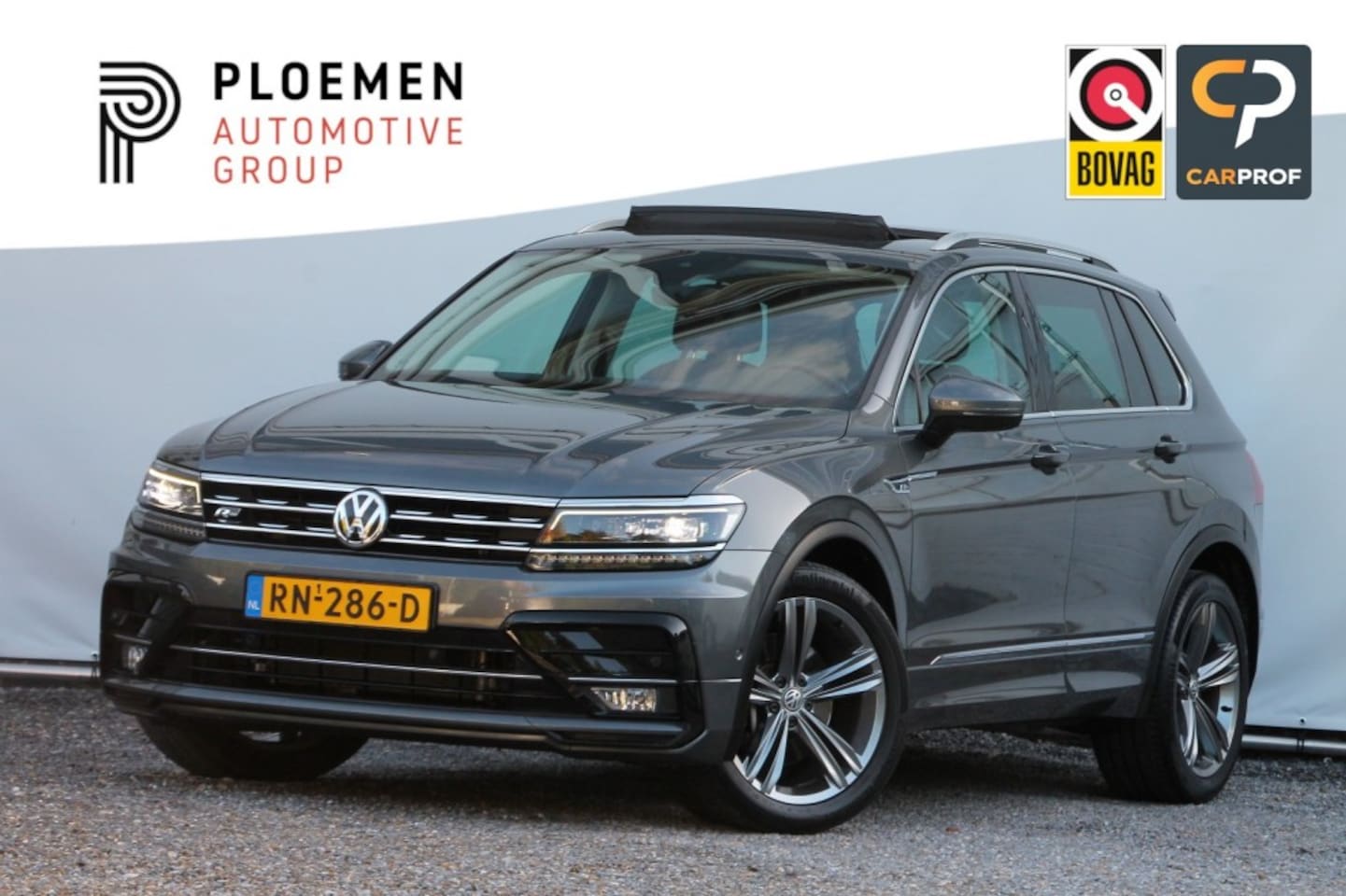 Volkswagen Tiguan - 2.0 TSI 4Motion R-Line - 180 pk **Pano / Leer / Trekhaak / Memor - AutoWereld.nl