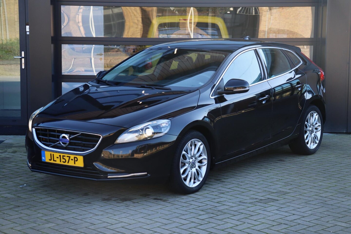 Volvo V40 - 1.5 T2 Nordic+ | NAP | Airco | Cruise | Stoel Verwarming | Camera | Pano | Memory | Navi - AutoWereld.nl