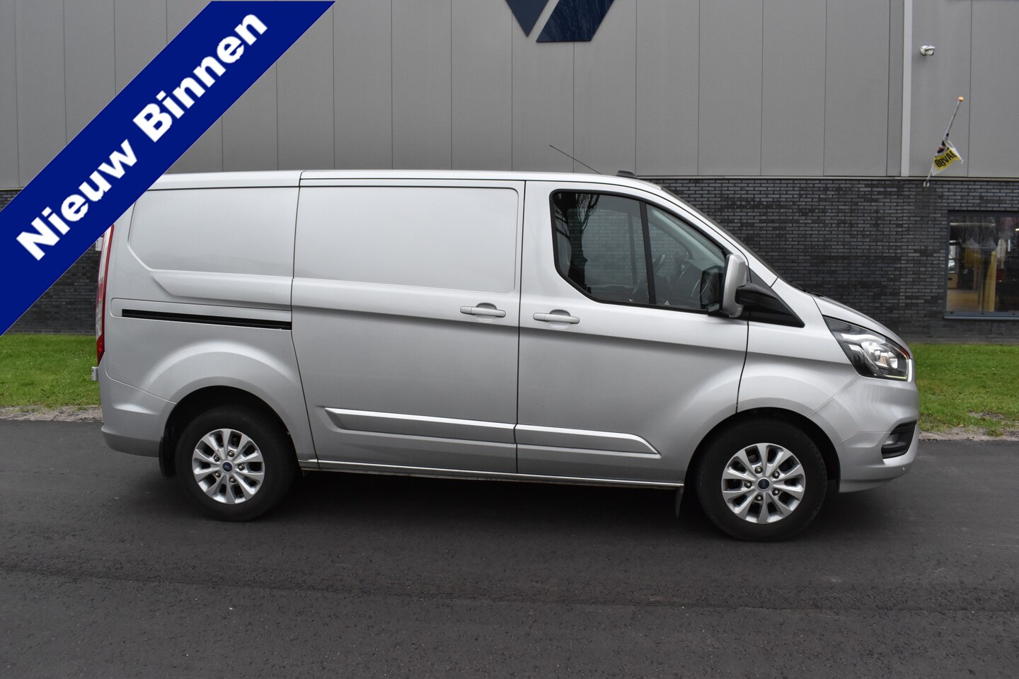 Ford Transit Custom - 280 2.0 TDCI L1H1 Limited Trekhaak navigatie Parkeer camera - AutoWereld.nl