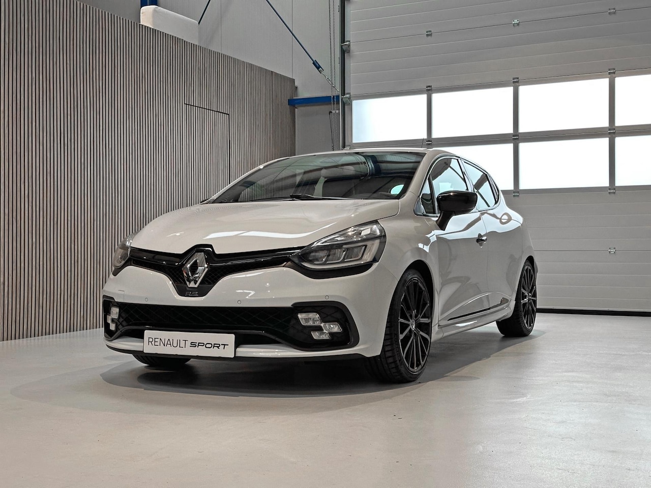 Renault Clio - 1.6 Turbo R.S. Trophy facelift 220PK - 1 EIGENAAR - AKRAPOVIC UITLAAT - LEER - RS MONITOR - AutoWereld.nl