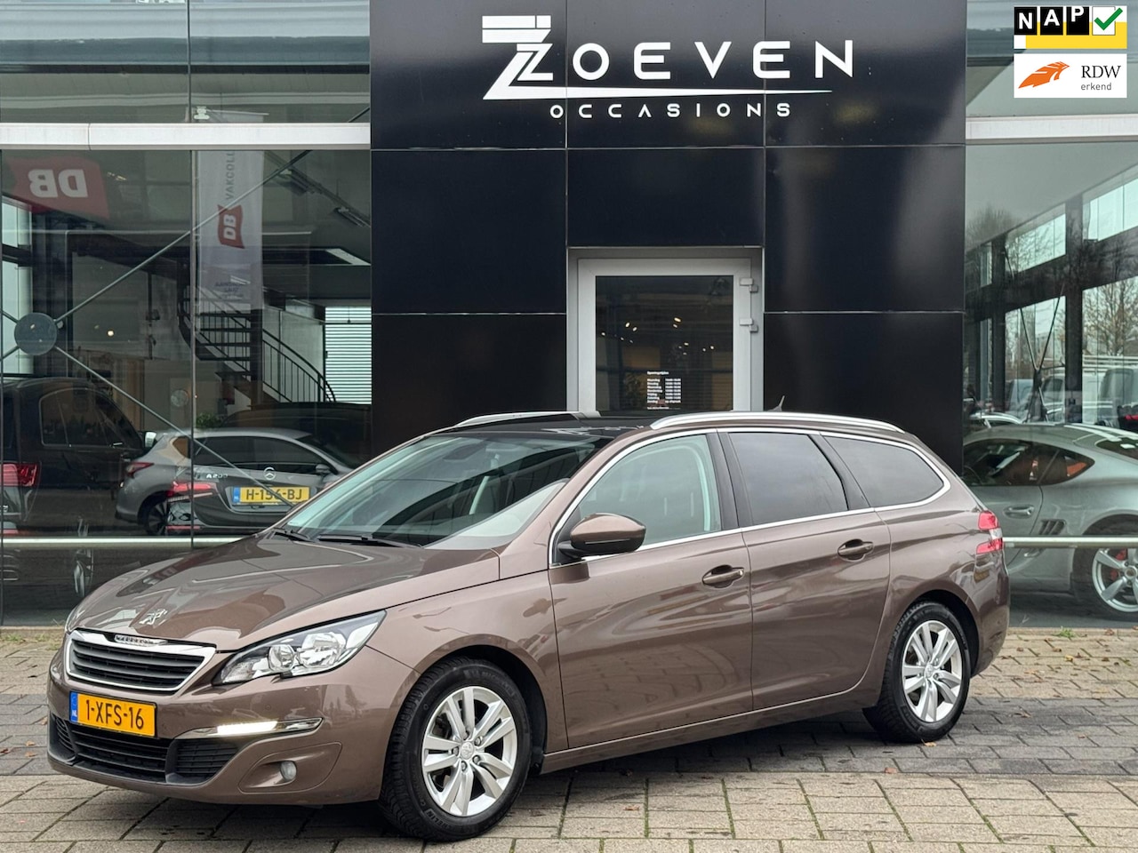 Peugeot 308 SW - 1.2 e-THP Blue Lease Executive 1.2 e-THP Blue Lease Executive - AutoWereld.nl